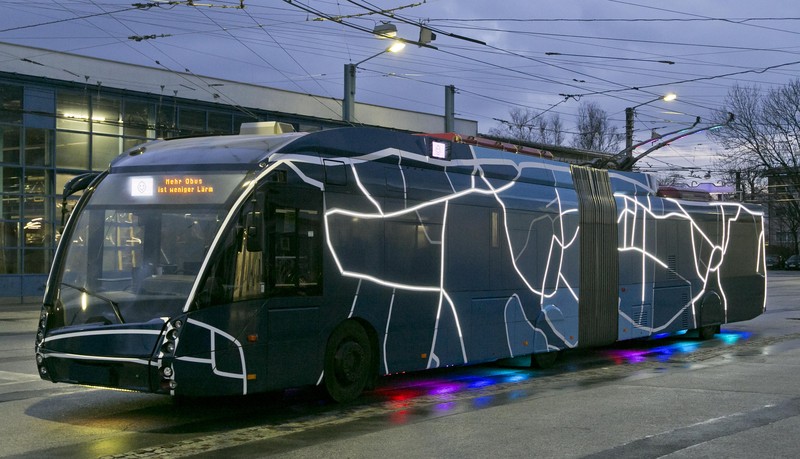 Zieht Blicke auf sich: Der Jubliäumsobus der Salzburg AG mit einem Netz aus LED-Lichtleisten.