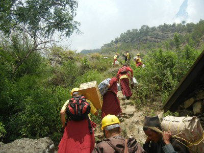 Teilweise legten die Mönche selbst tagelange Wanderungen zurück, um Hilfe in abgelegene Dörfer zu bringen.