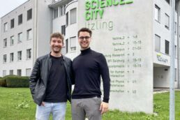 Die Unternehmer Patrick Hummel (links) und Sebastian Tovilo (rechts) der SEEL Digitalagentur tehend vor dem Eingang ins Techno-Z Salzburg.