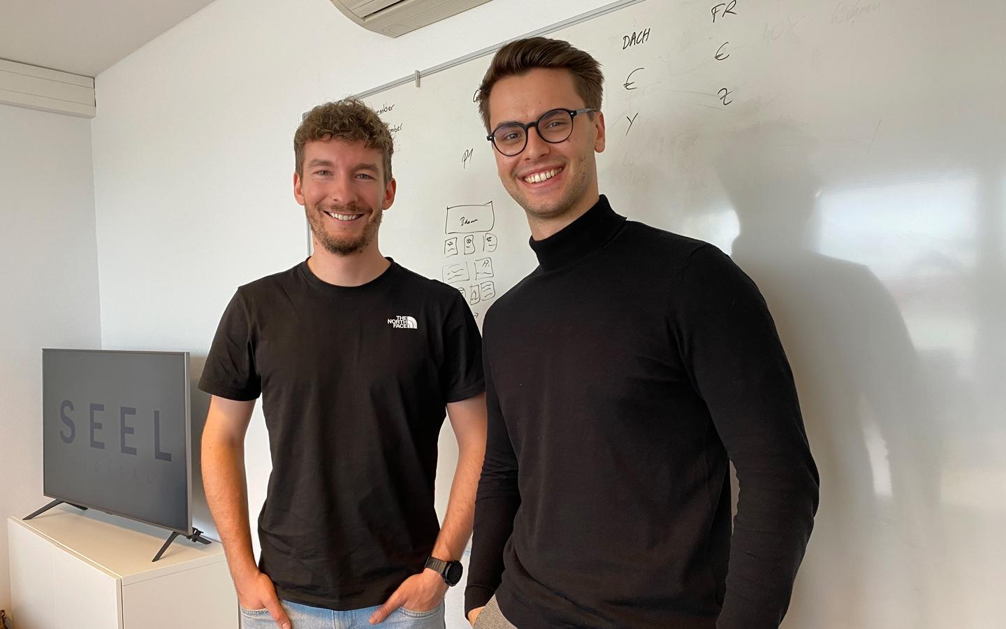 Die Unternehmer Patrick Hummel und Sebastian Tovilo stehend vor einem Whiteboard in ihrem Büro im Techno-Z Salzburg.