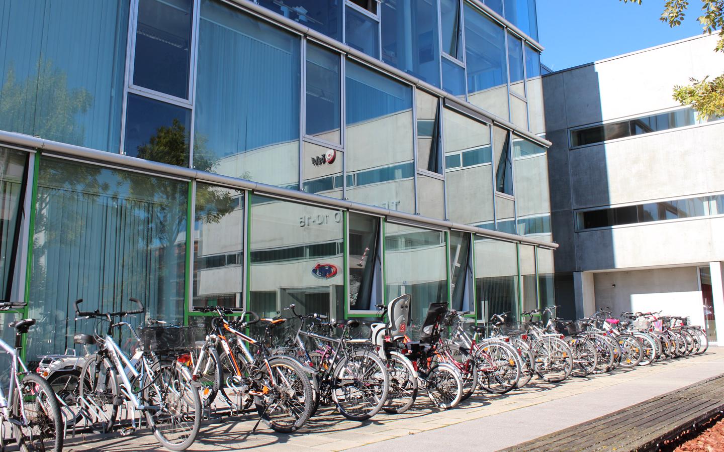 Abgestellte Fahrräder vor einer Glasfront im Techno-Z