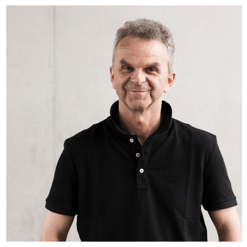 Porträt Hannes Niederreiter lächelnd in schwarzem Polohemd
