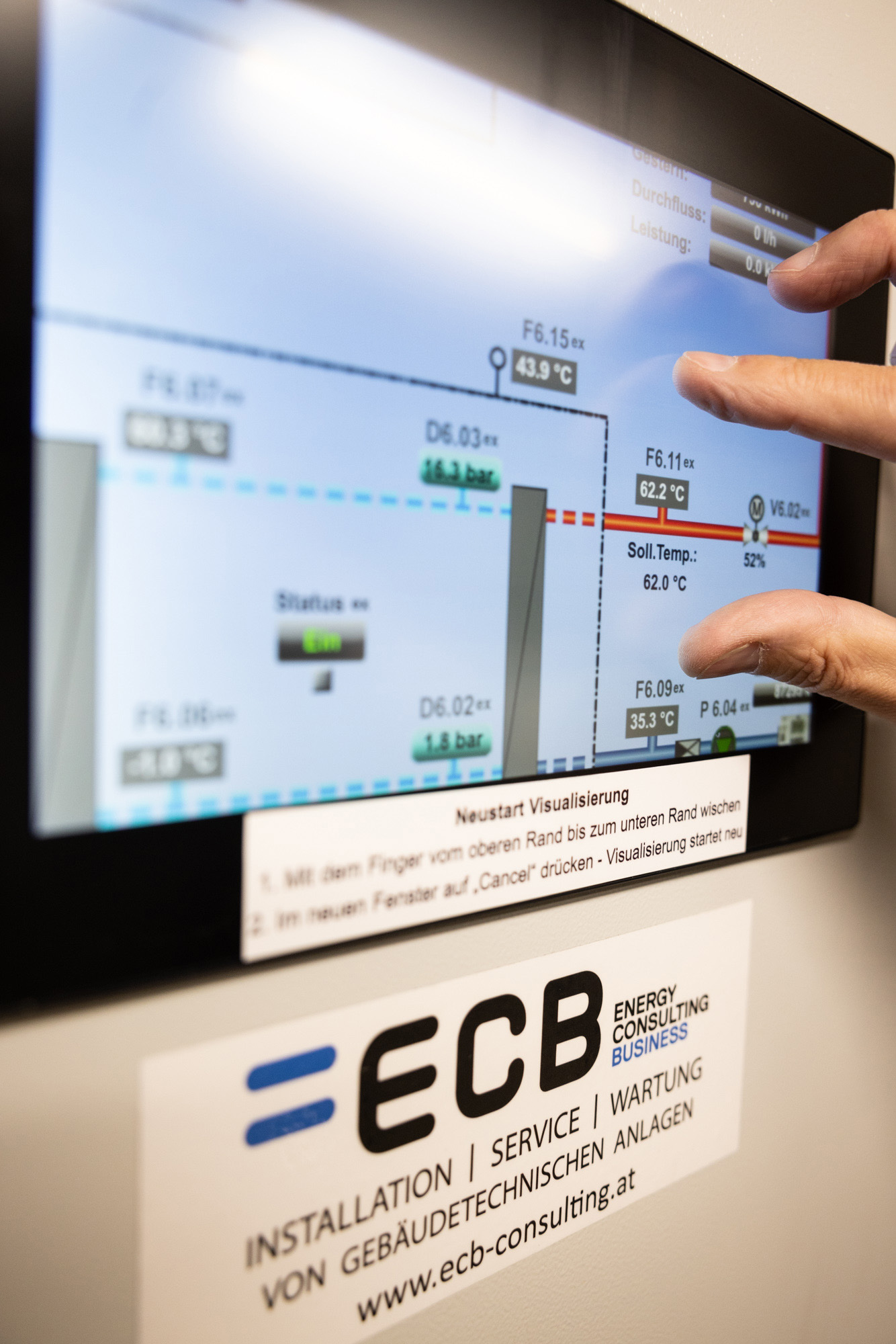 Blick auf Überwachungsmonitor der nachhaltigen Energieversorgung der Wohnanlage. Planung, Installation, Wartung durch ECA Energy Consulting Austria.