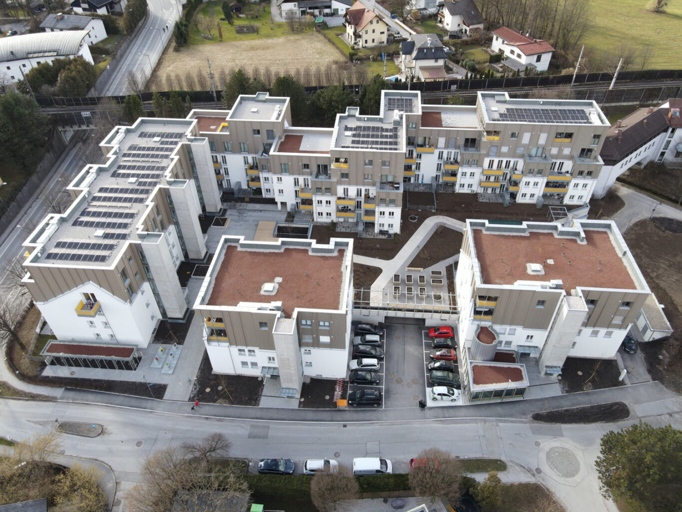 Luftbildaufnahme der Wohnsiedlung mit mehreren Gebäuden in der Friedrich-Inhauser-Straße.